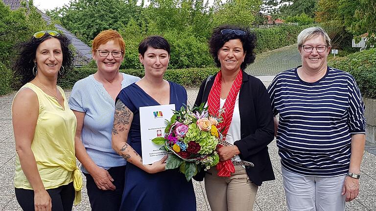 Das Bild zeigt (von links): Andrea Ebert (PDL Seniorentagespflege St. Kilian), Petra Hofmann, Ausbildungsanleiterin Gudrun Reß, Ulli Feder (PDL Sozialstation St. Kilian) und Maria Hohmann (Teamleitung).