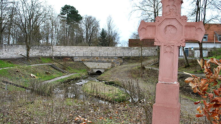 Die kleine Insel im unteren Teil des ehemaligen Klostergartens in Bad Königshofen soll erhalten bleiben und zur Ruhezone werden.