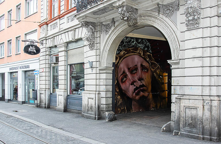 Der Torbogen führt zum Eingang des Würzburger Clubs 'Kurt &amp; Komisch' in der Würzburger Sanderstraße.