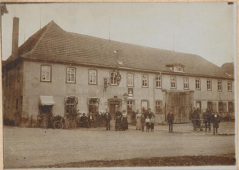 Das Anwesen der Familie Elflein in Lendershausen war einst eine Gaststätte mit Tanzsaal. Früher waren auf dem Dach des Hauses vermutlich die jetzt wiederentdeckten Dachziegel verlegt.