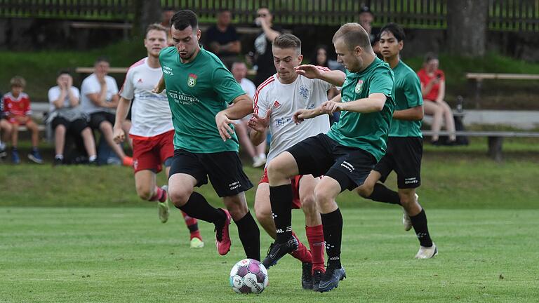 Gleich gegen zwei Bischofsheimer Gegenspieler (links Daniel Ciobota, rechts Reiko Glier) versucht sich hier Marc Hörnlein von der SG Brendlorenzen Windshausen durchzusetzen. Nach 0:1-Pausenrückstand gewann die Mannschaft um Trainer Matthias Petzold dank einer starken zweiten Halbzeit mit 4:1.