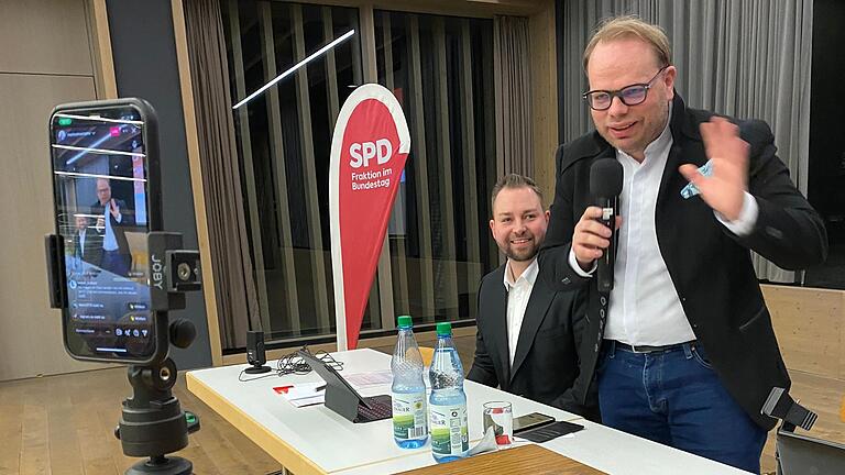 Die SPD-Bundestagsabgeordneten Markus Hümpfer (links) und Helge Lindh informierten in Schweinfurt über Änderungen in der Migrationspolitik, die die Bundesregierung plant. 50 Besucherinnen und Besucher kamen in den Christkönigsaal; man konnte der Diskussion auch per Livestream folgen, bis das Aufnahmehandy schlapp machte.