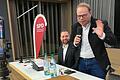 Die SPD-Bundestagsabgeordneten Markus Hümpfer (links) und Helge Lindh informierten in Schweinfurt über Änderungen in der Migrationspolitik, die die Bundesregierung plant. 50 Besucherinnen und Besucher kamen in den Christkönigsaal; man konnte der Diskussion auch per Livestream folgen, bis das Aufnahmehandy schlapp machte.