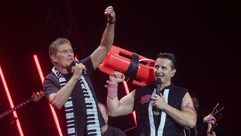 David Hasselhof und Andreas Gabalier       -  David Haselhoff (l) und Andreas Gabalier sangen gemeinsam den Kracher &bdquo;Looking For Freedom&rdquo;.