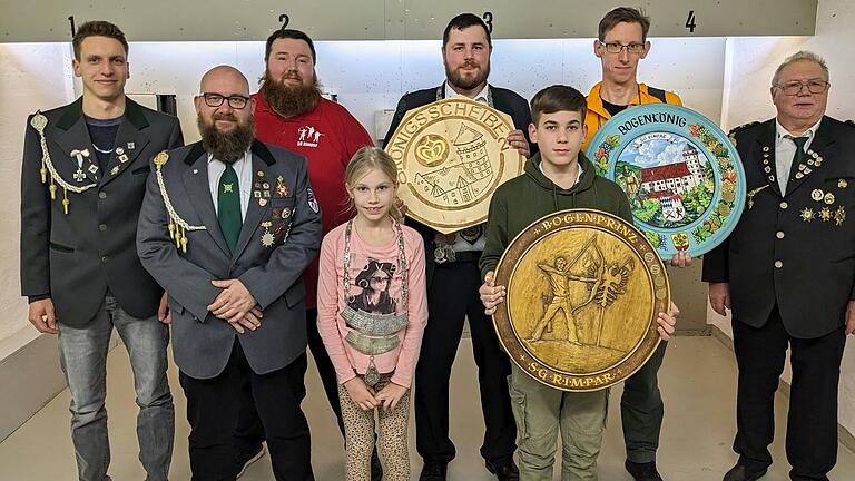 Erster Schießmeister Domenico Gressel, zweiter Ritter Matthias Späth, erster Ritter Thomas Baumeister, Prinzessin Laura Rind, König Stefan Baumeister, Bogenprinz Emil Pühringer, Bogenkönig Denis Lamparther, erster Schützenmeister Rudolf Baumeister.