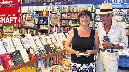 Bücher sind ihr Leben: Elisabeth Stein-Salomon und ihr Vater Werner Stein. Bücher sind ihr Leben: Elisabeth Stein-Salomon und ihr Vater Werner Stein.