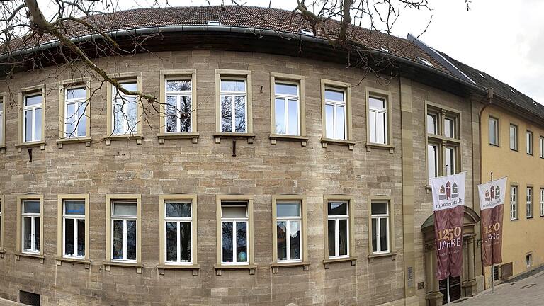 Das frühere königliche Gymnasium am Stenayer Platz dient schon Jahrzehnte nicht mehr als Schule. Im linken Teil sind einige Abteilungen der Stadtverwaltung und die Stadtbücherei untergebracht, rechts neben dem Eingang die Aula. Dieter Britz - Das frühere königliche Gymnasium am Stenayer Platz dient schon Jahrzehnte nicht mehr als Schule. Im linken Teil sind einige Abteilungen der Stadtverwaltung und die Stadtbücherei untergebracht, rechts neben dem Eingang die Aula. Dieter Britz Das frühere königliche Gymnasium am Stenayer Platz dient schon Jahrzehnte nicht mehr als Schule. Im linken Teil sind einige Abteilungen der Stadtverwaltung und die Stadtbücherei untergebracht, rechts neben dem Eingang die Aula. Dieter Britz - Das frühere königliche Gymnasium am Stenayer Platz dient schon Jahrzehnte nicht mehr als Schule. Im linken Teil sind einige Abteilungen der Stadtverwaltung und die Stadtbücherei untergebracht, rechts neben dem Eingang die Aula. Dieter Britz