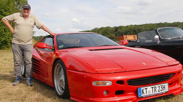 Einen automobilen Traum in Rot bildet der Ferrari Testarossa des Dettelbachers Ernst Plannasch.