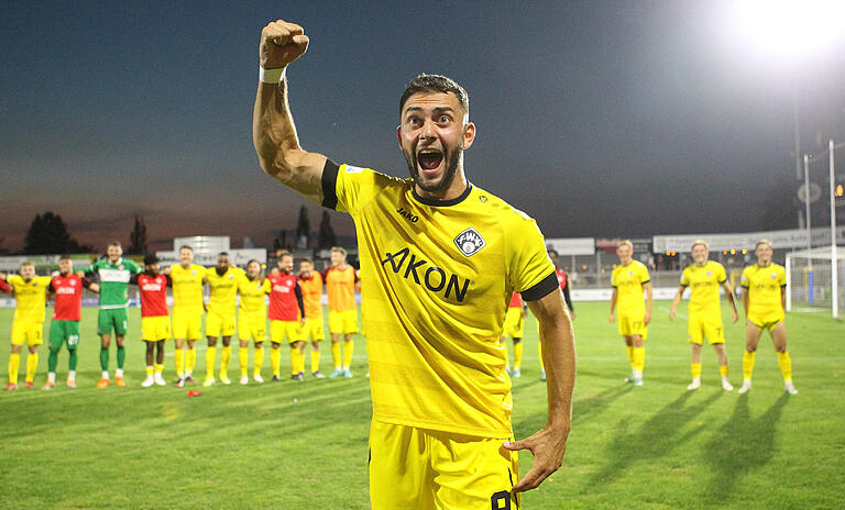Taha Aksu gab nach seinem Tor zum 3:1-Endstand den Vorsänger bei den mitgereisten Fans. Taha Aksu gab nach seinem Tor zum 3:1-Endstand den Vorsänger bei den mitgereisten Fans.