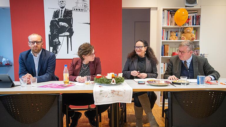 Bei der Pressekonferenz in der SPD-Geschäftsstelle in Würzburg: Neu-Mitglied Simone Barrientos (2. v. r.) mit der Würzburger SPD-Vorsitzenden Freya Altenhöner, dem stellvertretenden Vorsitzenden Alexander Kolbow (links) sowie dem Landtagsabgeordneten Volkmar Halbleib.