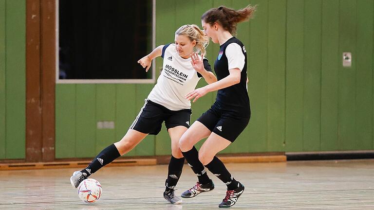 Eine Szene aus dem Endspiel der Hallen-Bezirksmeisterschaft am 15. Januar in Karlstadt: Emely Brandt vom TSV Lohr im Zweikampf mit der Schweinfurterin Anna Bäuerlein (rechts) Eine Szene aus dem Endspiel der Hallen-Bezirksmeisterschaft am 15. Januar in Karlstadt: Emely Brandt vom TSV Lohr im Zweikampf mit der Schweinfurterin Anna Bäuerlein (rechts)