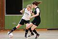 Eine Szene aus dem Endspiel der Hallen-Bezirksmeisterschaft am 15. Januar in Karlstadt: Emely Brandt vom TSV Lohr im Zweikampf mit der Schweinfurterin Anna Bäuerlein (rechts)
