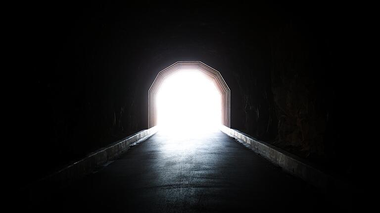 Ein Tunnel aus Licht: 50 bis 60 Prozent der Menschen, die eine Nahtod-Erfahrung hatten, berichten darüber.&nbsp;