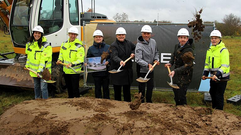 Den symbolischen Spatenstich auf dem letzten freien Grundstück im Volkacher Gewerbegebiet 'Sonnenberg' führten aus: Bauleiterin Elena Weidner, Thomas Wind (beide Baufirma Goldbeck), Klaus Leckel, Bürgermeister Heiko Bäuerlein, Klaus Peerenboom (Geschäftsführer Isopartner), David Langen (kaufmännischer Leiter Isopartner) und Felix Hofmann (Projektleiter Goldbeck).