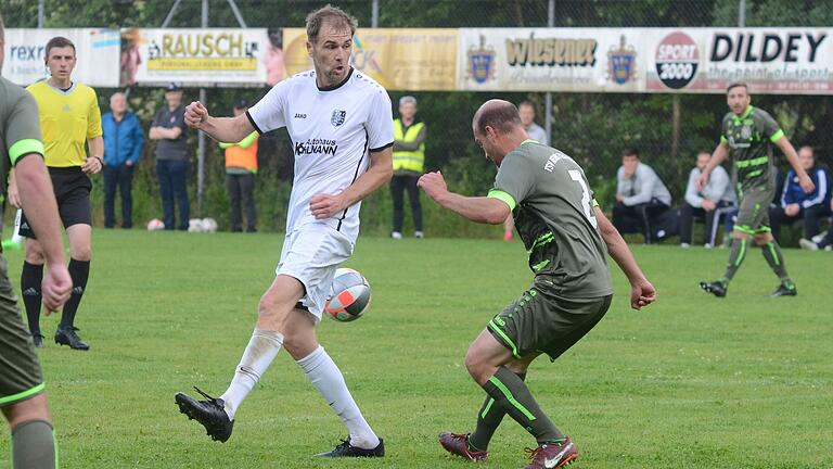 Jan Stoy (links), hier im Relegationsspiel zur Bezirksliga gegen den TSV Neuhütten-Wiesthal (rechts mit Lucas Wirzberger) am 24. Mai 2024, steht gegenwärtig für die zweite Mannschaft des TSV Karlburg als Spieler auf dem Rasen. Kommende Saison übernimmt er das Team als Trainer. Jan Stoy (links), hier im Relegationsspiel zur Bezirksliga gegen den TSV Neuhütten-Wiesthal (rechts mit Lucas Wirzberger) am 24. Mai 2024, steht gegenwärtig für die zweite Mannschaft des TSV Karlburg als Spieler auf dem Rasen. Kommende Saison übernimmt er das Team als Trainer.