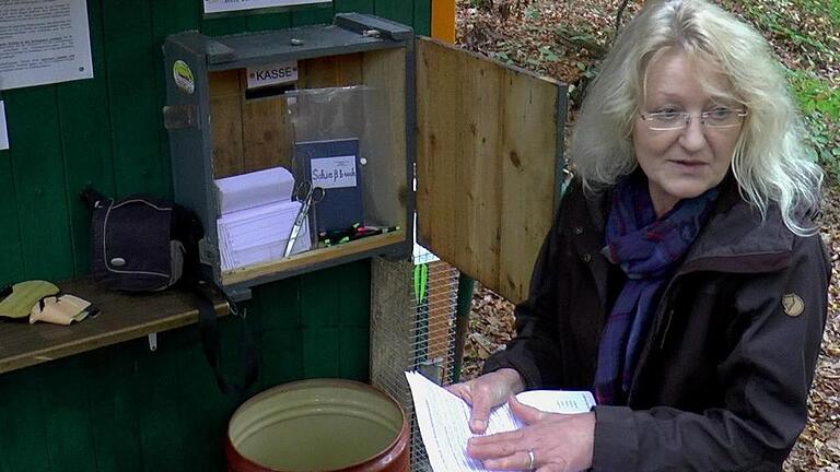 Helga Rhein erklärt am Startpunkt, welche Formalitäten ein Bogenschütze zu erledigen hat, bevor er seinen Sport auf dem Parcours ausüben kann.