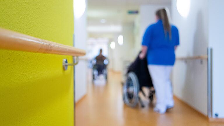 Die Maßnahmen gegen die Ausbreitung des Virus führen dazu, dass die Pflegenden in den Heimen und Kliniken fast keine praktische Unterstützung von außen bekommen. Die Maßnahmen gegen die Ausbreitung des Virus führen dazu, dass die Pflegenden in den Heimen und Kliniken fast keine praktische Unterstützung von außen bekommen.