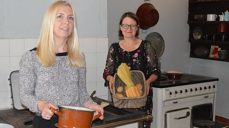 Für Besucher ganz neu hergerichtet wurde die Schlossküche. Im Bild Museumsleiterin Josefine Glöckner (links) und Dr. Birgit Speckle vom Bezirk Unterfranken.