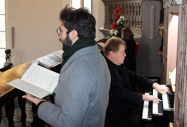 Kantor Hendrik Weingärtner sang bei der Orgelweihe in Volkach Lieder aus dem Gotteslob.