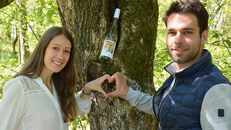 Annalena Albrecht, Winzertochter aus dem Weinparadies, und Peter Leipold, Jungwinzer von der Mainschleife, haben anlässlich ihrer Hochzeit einen ganz besonderen Wein kreiert.