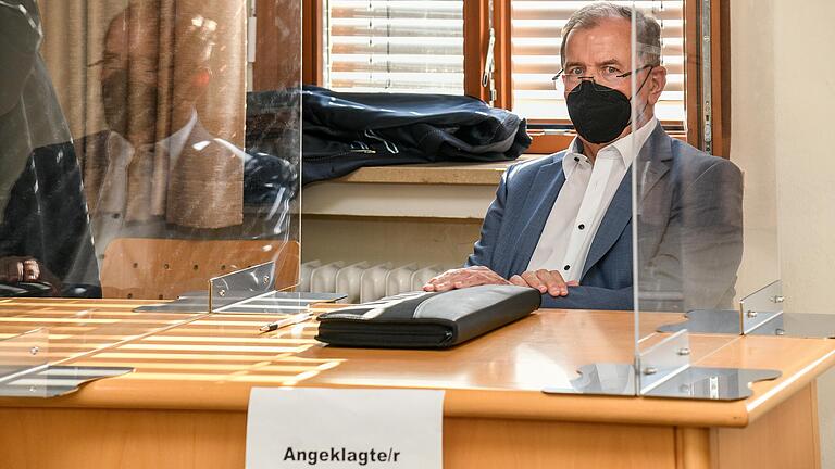 Unterfrankens Bezirkstagspräsident Erwin Dotzel musste sich am Donnerstag wegen Beleidigung vor dem Amtsgericht Obernburg verantworten. Unterfrankens Bezirkstagspräsident Erwin Dotzel musste sich am Donnerstag wegen Beleidigung vor dem Amtsgericht Obernburg verantworten.