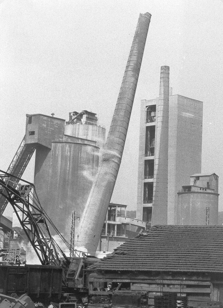 Franz Biener hielt um 1974 im Foto fest, wie ein Schlot im Zementwerk Schwenk in Karlstadt gesprengt wurde. Franz Biener hielt um 1974 im Foto fest, wie ein Schlot im Zementwerk Schwenk in Karlstadt gesprengt wurde.
