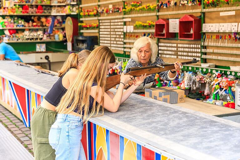 Auf dem Rummelplatz gibt es für die Besucherinnen und Besucher der Spessartfestwoche Lohr viele Fahrgeschäfte und Buden. Auf dem Rummelplatz gibt es für die Besucherinnen und Besucher der Spessartfestwoche Lohr viele Fahrgeschäfte und Buden.