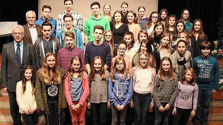 Gemeinsam stark. In ihren Leichtathletik-, Rodel-, Schwimm- und Volleyballmannschaften waren diese Sportlerinnen und Sportler im vergangenen Jahr sehr erfolgreich. Dafür gab es seitens der Stadt Haßfurt (ganz links Bürgermeister Günther Werner und Hauptorganisator Stefan Göb) ein dickes Dankeschön. Gemeinsam stark. In ihren Leichtathletik-, Rodel-, Schwimm- und Volleyballmannschaften waren diese Sportlerinnen und Sportler im vergangenen Jahr sehr erfolgreich. Dafür gab es seitens der Stadt Haßfurt (ganz links Bürgermeister Günther Werner und Hauptorganisator Stefan Göb) ein dickes Dankeschön.