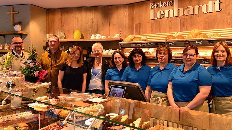 Wieder frische Backwaren in Stockheim       -  (frr)   Gut drei Monate mussten die Stockheimer warten, bis sie nach Schließung der Bäckerei Storath wieder ihre Brötchen im Dorf selbst kaufen konnten. Am Donnerstag war es soweit: In den Räumen eines ehemaligen Lebensmittelladens eröffnete die Bäckerei Joachim Lenhardt eine dritte Filiale, die von der Zentrale in Oberelsbach aus täglich mit Backwaren beliefert wird. Für Stockheims Bürgermeister Martin Link und die Bürger ging damit ein Herzenswunsch in Erfüllung, wie er bei der Eröffnung sagte. Er sei froh, einen Handwerker zum Füllen dieser Versorgungslücke gefunden zu haben und keine Industrie- und Großbäckerei. Der Standort des Ladens an der Hauptstraße neben einer Metzgerei sei optimal, darum habe er bei Joachim Lenhardt und seiner Frau Ute &bdquo;offene Türen eingerannt&ldquo;, als er bei ihnen anfragte, ob sie Interesse hätten. Diese erkannten, dass sich ein Geschäft in Stockheim rentieren könne, obwohl die Geschäftsräume zunächst &bdquo;in katastrophalem Zustand&ldquo; waren. Das hatte aber den Vorteil, dass sie den Landen von Grund auf und nach ihren Vorstellungen einrichten konnten. So entstand nun in dem Fachwerkhaus ein blitzsauberer neuer Laden mit Sitzecke mit zehn Plätzen. Geöffnet ist von 6.15 bis 18 Uhr an Werktagen und von 6.15 bis 13 Uhr an Samstagen.