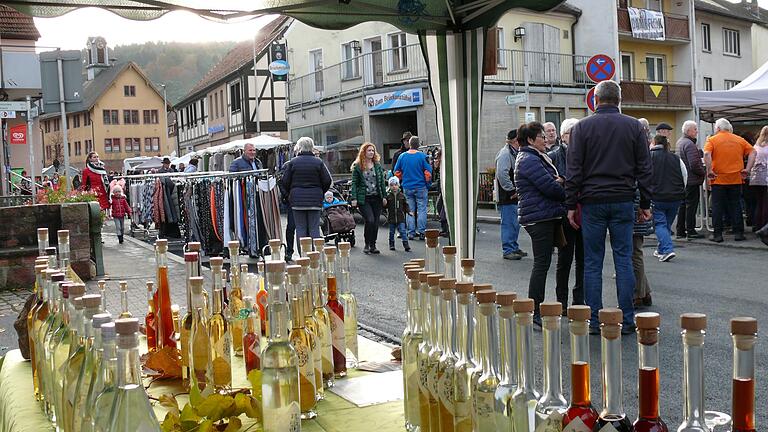 Beim traditionsreichen Burgsinner Kirchweihmarkt offerierten die Geschäfte und Fieranten ein reichhaltiges Angebot und nette Geschenkideen.