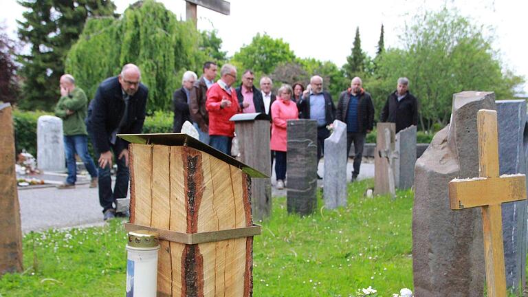 Sechs der 40 Plätze auf dem Urnenfeld des Friedhofs sind noch nicht belegt. Jetzt soll eine dritte Reihe mit Stelen folgen.       -  Sechs der 40 Plätze auf dem Urnenfeld des Friedhofs sind noch nicht belegt. Jetzt soll eine dritte Reihe mit Stelen folgen.