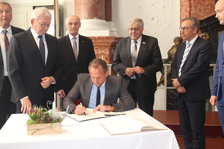 Der Bayerische Staatsminister für Umwelt und Verbraucherschutz, Thorsten Glauber, trug sich beim Festakt in Ebrach ins Buch des Landkreises ein. Links der Vorsitzende des Naturpark Steigerwald e.V., Johann Kalb. Der Bayerische Staatsminister für Umwelt und Verbraucherschutz, Thorsten Glauber, trug sich beim Festakt in Ebrach ins Buch des Landkreises ein. Links der Vorsitzende des Naturpark Steigerwald e.V., Johann Kalb.