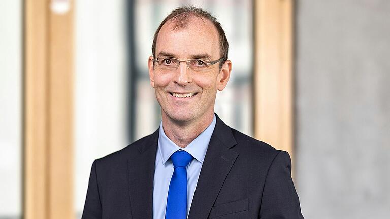 Prof. Tobias Brixner beschäftigt sich in seiner Forschung mit Atomen, Molekülen und Elektronen. Prof. Tobias Brixner beschäftigt sich in seiner Forschung mit Atomen, Molekülen und Elektronen.
