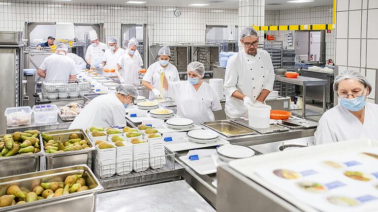 Frisches Obst und oft Gemüse: Die Gerichte für die Uniklinik Würzburg wählt ein Team aus Küchenleitung, Köchen, Diätassistenten und Ernährungsberatern der Klinik aus. Der Speiseplan soll gesund und ausgewogen sein. Frisches Obst und oft Gemüse: Die Gerichte für die Uniklinik Würzburg wählt ein Team aus Küchenleitung, Köchen, Diätassistenten und Ernährungsberatern der Klinik aus. Der Speiseplan soll gesund und ausgewogen sein.