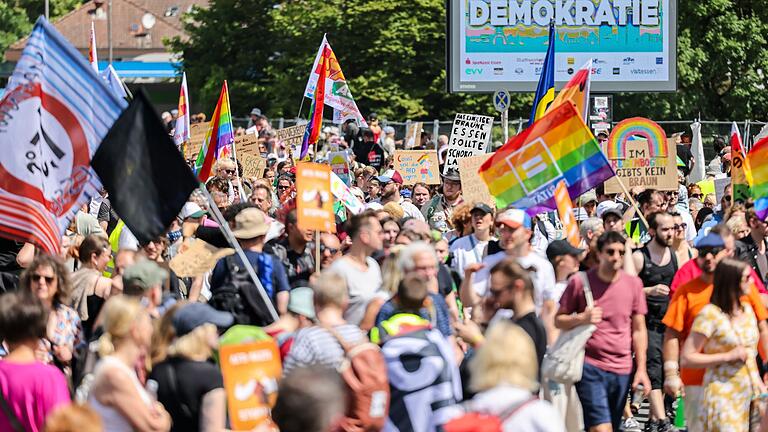 AfD-Bundesparteitag in Essen - Demonstranten halten bei einer Kundgebung gegen den AfD-Bundesparteitag in Essen eine Tafel mit der Aufschrift „Für Demokratie” hoch. (Archivbild) AfD-Bundesparteitag in Essen - Demonstranten halten bei einer Kundgebung gegen den AfD-Bundesparteitag in Essen eine Tafel mit der Aufschrift „Für Demokratie” hoch. (Archivbild)