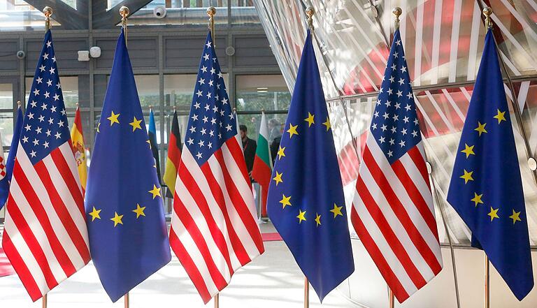 Europa und die USA: Die Zoll-Politik von Donald Trump wird sich auch auf die Industrie in der Region auswirken. Europa und die USA: Die Zoll-Politik von Donald Trump wird sich auch auf die Industrie in der Region auswirken. 