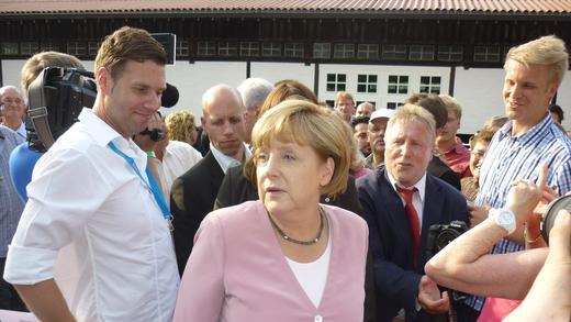 Abschiedsparty für Glos       -  Besuch von Bundeskanzlerin Angela Merkel in Castell am 18.7.2013: Bad in der Menge