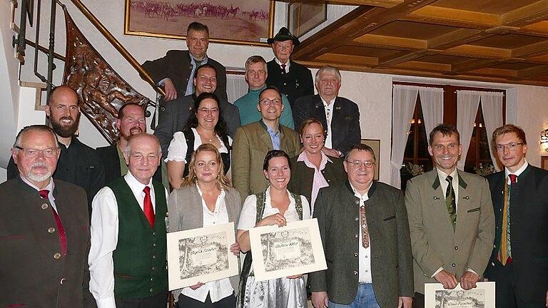Jagdklub feiert Hubertusfest - (ela) Der Unterfränkische Jagdklub feierte in diesem Jahr im Hotel Leicht in Biebelried das Hubertusfest. Wie nach einer Jagd wurden die über 100 Mitglieder und Gäste im Innenhof des Hotels mit Jagdhörnerklang und einer deftigen Kartoffelsuppe aus der Feldküche begrüßt, heißt es in einer Pressemitteilung. Ehrungen und Ausbildung waren das Motto für das Fest der Jäger. Ganz leise wurde es bei der traditionellen Hubertusrede von Bernhard Schmitt. Höhepunkt war der Jägerschlag bei neun Jungjägern mit einem rund 200 Jahre alten Hirschfänger, dessen Knaufkappe als Kellerhaupt ausgebildet ist. Mit dem Jägerschlag werden die jungen Waidleute in die Gilde der Jägerschaft aufgenommen, heißt es weiter in der Mitteilung. Folgende Ausbilder wurden anschließend für langjährige Ausbildungstätigkeit geehrt. Peter Schaufler, Reinhold Seuffert, Karl-Heinz Wegmann, Günter Wolf. 50 Jahre Mitglieder sind Ludwig Baumann und Alfred Perrey. Jagdklub feiert Hubertusfest - (ela) Der Unterfränkische Jagdklub feierte in diesem Jahr im Hotel Leicht in Biebelried das Hubertusfest. Wie nach einer Jagd wurden die über 100 Mitglieder und Gäste im Innenhof des Hotels mit Jagdhörnerklang und einer deftigen Kartoffelsuppe aus der Feldküche begrüßt, heißt es in einer Pressemitteilung. Ehrungen und Ausbildung waren das Motto für das Fest der Jäger. Ganz leise wurde es bei der traditionellen Hubertusrede von Bernhard Schmitt. Höhepunkt war der Jägerschlag bei neun Jungjägern mit einem rund 200 Jahre alten Hirschfänger, dessen Knaufkappe als Kellerhaupt ausgebildet ist. Mit dem Jägerschlag werden die jungen Waidleute in die Gilde der Jägerschaft aufgenommen, heißt es weiter in der Mitteilung. Folgende Ausbilder wurden anschließend für langjährige Ausbildungstätigkeit geehrt. Peter Schaufler, Reinhold Seuffert, Karl-Heinz Wegmann, Günter Wolf. 50 Jahre Mitglieder sind Ludwig Baumann und Alfred Perrey.