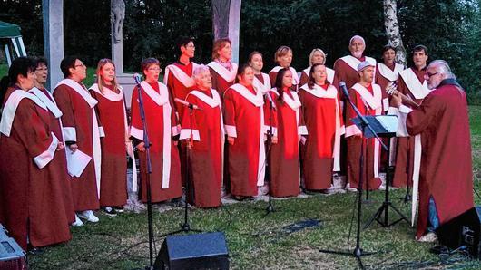 Die „Free Gospel Singers“ unterhielten das Publikum mit bekannten Liedern, bei denen viele Besucher mitsingen konnten. Die „Free Gospel Singers“ unterhielten das Publikum mit bekannten Liedern, bei denen viele Besucher mitsingen konnten.