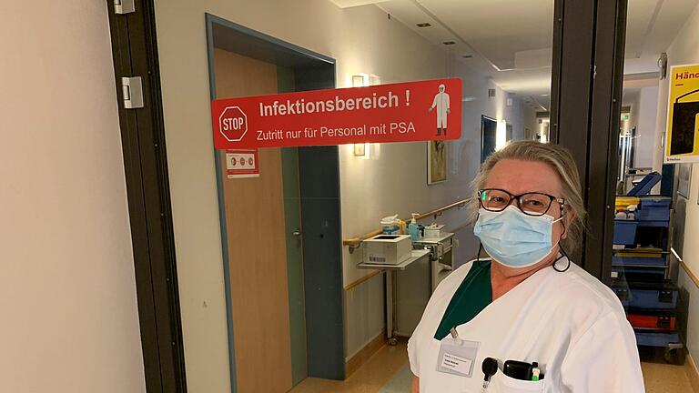 Schwester  Irina steht vor der Covid-Station in Bad Kissingen. Foto: Ozan Kuhn       -  Schwester  Irina steht vor der Covid-Station in Bad Kissingen. Foto: Ozan Kuhn