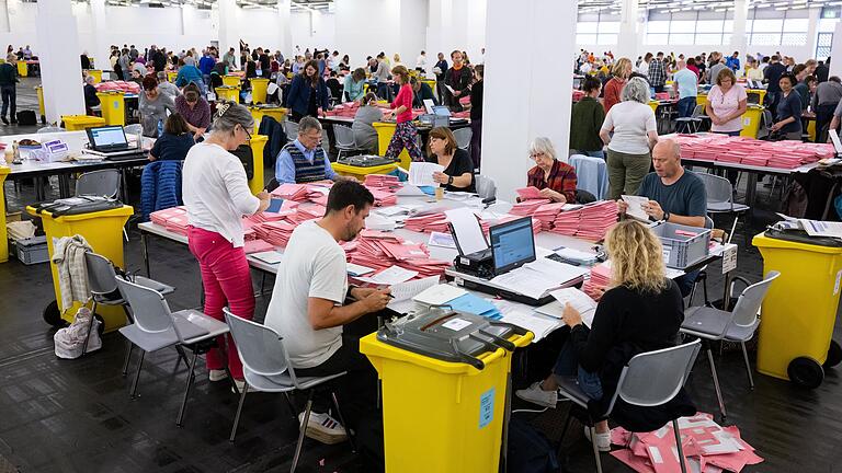 Satte Stimmenmehrheit für Rechts:&nbsp; Bild Wahlhelfer mit Briefwahlunterlagen.&nbsp;