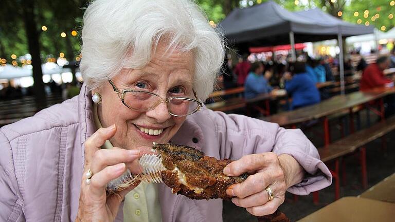 Liane Muschiol ist seit Jahrzehnten Dauergast beim Fränkischen Weinfest in Volkach. Die 82-Jährige liebt den Bratfisch der Gerstners.