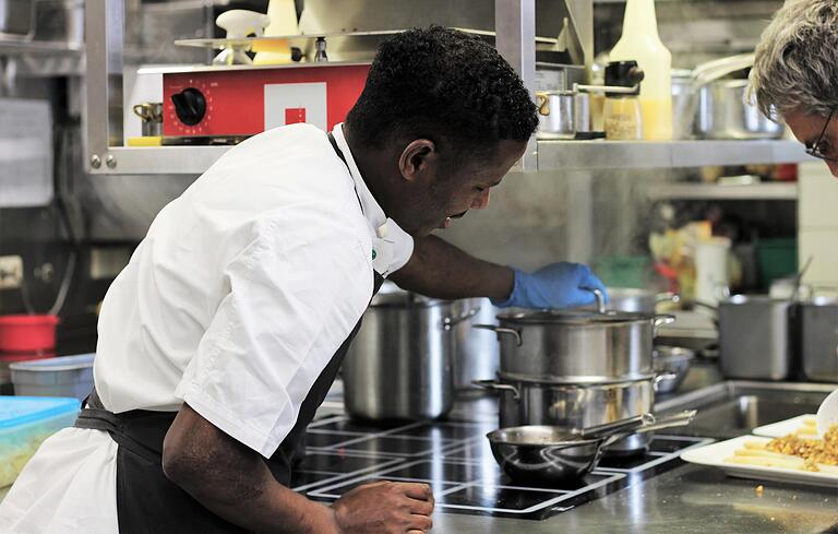 Mohammed kann mittlerweile schon einige Gerichte alleine kochen.