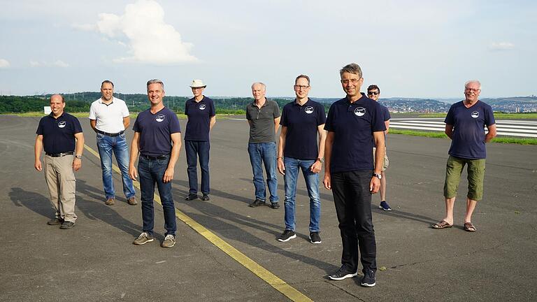 Die neu Vorstandschaft (vorne von links): Christian Frizlen (2. Vorsitzender), Matthias Schmitt (Naturschutzbeauftragter), Jochen Gögelein (1. Vorsitzender), Michael Hoffmann (Schatzmeister), Dieter Schirm (Schriftführer), Jens Wiesner (Leiter Marketing), Elmar Tell (3. Vorsitzender), Alexander Keller (Jugendleiter), Klaus Dieter Lutz (Platzwart).