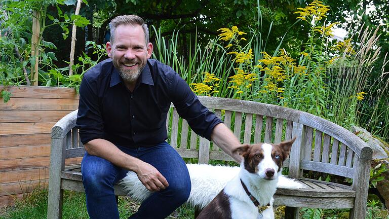 Naturverbunden und Familienmensch: Frank Helmerich, Direktkandidat der Freien Wähler im Wahlkreis Bad Kissingen, im Garten seines Haues, wo er viel Zeit verbringt. An seiner Seite Familienhund Toffee, ein drei Jahre alter irischer Border Collie.