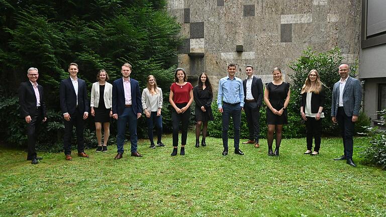 Freude bei Absolventen und Unternehmensleitung über die bestandene Ausbildungsprüfung (von links): Ausbildungsleiter Christian Berger, Falko Engert (Würzburg), Pauline Riedmann (Karlstadt), Lukas Hertlein (Bergtheim), Julia Lang (Gerolzhofen), Lisa-Marie Greß (Urspringen), Paula Schöntag (Höchberg), Noah Ratsch (Acholshausen), Marcel Huth (Leinach), Romina Coccorullo (Marktsteft), Michelle Dörrie (Leinach) und Direktor Alexander Pröbstle.