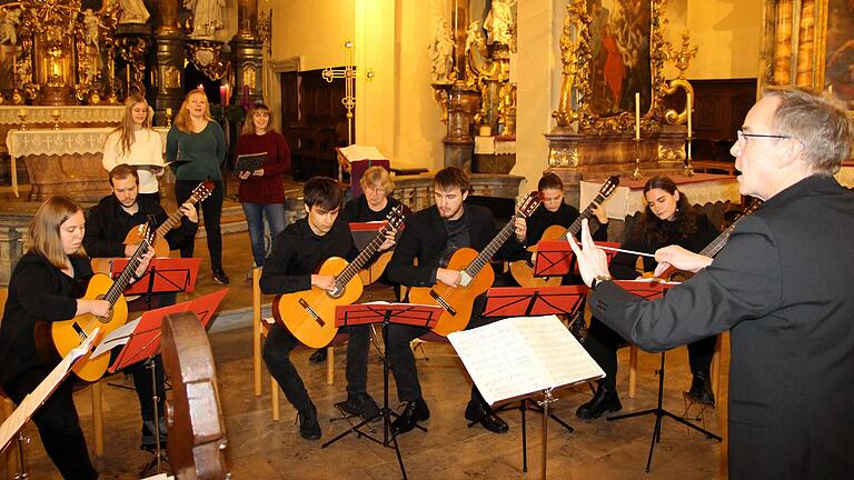 Beim Adventskonzert der Musikschule glänzte das Gitarrenorchester Vielsaitig mit Dirigent Roland Eckert mit zauberhaften klassischen Liedern.