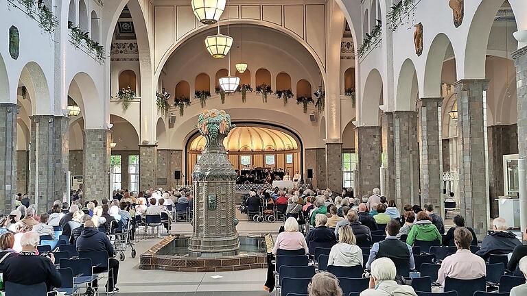 Mehr als 450 Gottesdienstbesucher feiern in der Wandelhalle Bad Kissingen einen ökumenischen Festgottesdienst.       -  Mehr als 450 Gottesdienstbesucher feiern in der Wandelhalle Bad Kissingen einen ökumenischen Festgottesdienst.