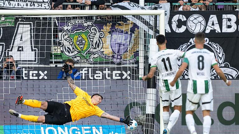 Bor. Mönchengladbach - 1. FC Heidenheim       -  Elfmetertor gegen den Trauzeugen: Tim Kleindienst (2. v. r) trifft gegen Kevin Müller.