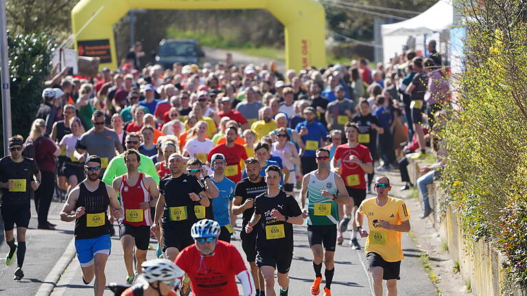 So lief der Saaletal-Marathon des SV Ramsthal       -  Unser Bild zeigt den Start der 10 Kilometer-Läufer mit dem späteren Sieger Florian Lochhaas (Nr 503).